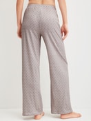 La modella / Il modello Donna indossa Pantaloni pigiama in 100% cotone di colore Verde, Modello, della serie Favourites Arts di CALIDA, Vista posteriore