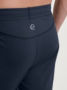 Le mannequin Homme porte le/la Bas de pyjama avec poignets en Modal de couleur Bleu, Unicolore, de la série DSW Balancing de CALIDA, Détail