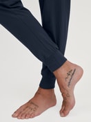 Le mannequin Homme porte le/la Bas de pyjama avec poignets en Modal de couleur Bleu, Unicolore, de la série DSW Balancing de CALIDA, Détail