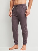 Le mannequin Homme porte le/la Bas de pyjama avec poignets en Modal de couleur Marron, Unicolore, de la série DSW Balancing de CALIDA, Vue de face