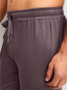 Le mannequin Homme porte le/la Bas de pyjama avec poignets en Modal de couleur Marron, Unicolore, de la série DSW Balancing de CALIDA, Détail