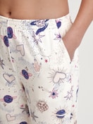 Damen-Model trägt Pyjamahose mit Bündchen aus 100% Baumwolle in Beige, Gemustert aus Serie Favourites Universe von CALIDA, Detail