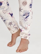 Damen-Model trägt Pyjamahose mit Bündchen aus 100% Baumwolle in Beige, Gemustert aus Serie Favourites Universe von CALIDA, Detail