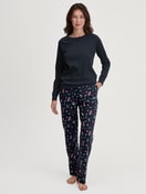 Damen-Model trägt Pyjamahose mit Seitentaschen aus 100% Baumwolle in Blau, Gemustert aus Serie Favourites Holidays von CALIDA, Outfit