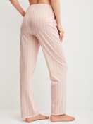 Damen-Model trägt Pyjamahose mit Seitentaschen aus Baumwolle in Beige, Gestreift aus Serie Favourites Arts von CALIDA, Rückansicht