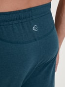 Le mannequin Homme porte le/la Bas de pyjama avec poignets en TENCEL™ de couleur Turquoise, Unicolore, de la série DSW Warming de CALIDA, Détail