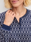 La modella / Il modello Donna indossa  in 100% cotone di colore Blu, Modello, della serie Midnight Hearts di CALIDA, Dettaglio