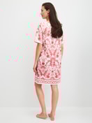 Le mannequin Femme porte le/la Chemise de nuit à manches courtes, longueur 95 cm en 100% coton de couleur Orange, Floral, de la série Favourites Beach de CALIDA, Vue arrière