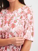 Le mannequin Femme porte le/la Chemise de nuit à manches courtes, longueur 95 cm en 100% coton de couleur Orange, Floral, de la série Favourites Beach de CALIDA, Détail