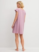 La modella / Il modello Donna indossa Camicia da notte a maniche corte, lunghezza 90 cm in Modal di colore Viola, Tinta unita, della serie DSW Balancing di CALIDA, Vista posteriore