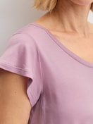 La modella / Il modello Donna indossa Camicia da notte a maniche corte, lunghezza 90 cm in Modal di colore Viola, Tinta unita, della serie DSW Balancing di CALIDA, Dettaglio