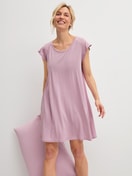 La modella / Il modello Donna indossa Camicia da notte a maniche corte, lunghezza 90 cm in Modal di colore Viola, Tinta unita, della serie DSW Balancing di CALIDA, Immagine aggiuntiva
