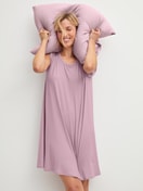 La modella / Il modello Donna indossa Camicia da notte a maniche corte, lunghezza 90 cm in Modal di colore Viola, Tinta unita, della serie DSW Balancing di CALIDA, Immagine aggiuntiva