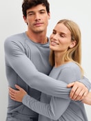 Damen-Model trägt Langarm-Nachthemd, Länge 95 cm aus Lyocell in Grau, Einfarbig aus Serie DSW Warming von CALIDA, Zusatzbild