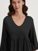 Damen-Model trägt Hauskleid, Länge 90 cm aus Baumwolle in Schwarz, Gemustert aus Serie Favourites Journey von CALIDA, Detail