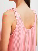 La modella / Il modello Donna indossa Camicia da notte, lunghezza 125 cm in Cotone di colore Rosa, Tinta unita, della serie Favourites Beach di CALIDA, Dettaglio