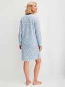 Damen-Model trägt Langarm-Nachthemd, Länge 100 cm aus 100% Baumwolle in Blau, Gemustert aus Serie Cotton Special von CALIDA, Rückansicht
