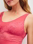 La modella / Il modello Donna indossa Camicia da notte, lunghezza 95 cm in Modal di colore Rosa, Pizzo, della serie Favourites Love di CALIDA, Dettaglio