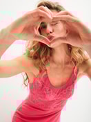 La modella / Il modello Donna indossa Camicia da notte, lunghezza 95 cm in Modal di colore Rosa, Pizzo, della serie Favourites Love di CALIDA, Immagine aggiuntiva