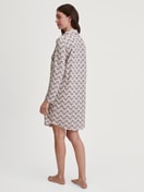 Damen-Model trägt Langarm-Nachthemd mit Knöpfen, Länge 95 cm aus Modal in Rosa, Gemustert aus Serie Favourites Seduction von CALIDA, Rückansicht