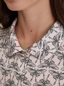 Damen-Model trägt Langarm-Nachthemd mit Knöpfen, Länge 95 cm aus Modal in Rosa, Gemustert aus Serie Favourites Seduction von CALIDA, Detail