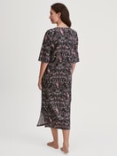 Damen-Model trägt Nachthemd aus Tencel™, Modal und Seide , Länge 120 cm aus Modal in Schwarz, Gemustert aus Serie Favourites Seduction von CALIDA, Rückansicht