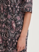 Damen-Model trägt Nachthemd aus Tencel™, Modal und Seide , Länge 120 cm aus Modal in Schwarz, Gemustert aus Serie Favourites Seduction von CALIDA, Detail