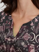 Damen-Model trägt Nachthemd aus Tencel™, Modal und Seide , Länge 120 cm aus Modal in Schwarz, Gemustert aus Serie Favourites Seduction von CALIDA, Detail