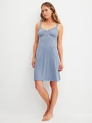 La modella / Il modello Donna indossa Camicia da notte, lunghezza 95 cm in Modal di colore Blu, Pizzo, della serie Etude Ajours di CALIDA, Vista frontale