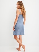 La modella / Il modello Donna indossa Camicia da notte, lunghezza 95 cm in Modal di colore Blu, Pizzo, della serie Etude Ajours di CALIDA, Vista posteriore