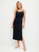 Damen-Model trägt Nachthemd mit Spaghettiträgern, Länge 125cm aus Modal in Blau, Spitze aus Serie Elegant Dreams von CALIDA, Vorderansicht