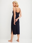 Damen-Model trägt Nachthemd mit Spaghettiträgern, Länge 125cm aus Modal in Blau, Spitze aus Serie Elegant Dreams von CALIDA, Rückansicht