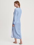 Damen-Model trägt Langarm-Nachthemd, Länge 130  cm aus 100% Baumwolle in Blau, Gestreift aus Serie Midnight Stripes von CALIDA, Rückansicht
