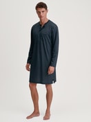 Le mannequin Homme porte le/la Chemise de nuit en 100% coton de couleur Bleu, À motifs, de la série Relax Streamline de CALIDA, Vue de face