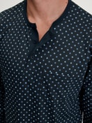 Le mannequin Homme porte le/la Chemise de nuit en 100% coton de couleur Bleu, À motifs, de la série Relax Streamline de CALIDA, Détail