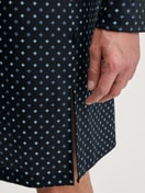 Le mannequin Homme porte le/la Chemise de nuit en 100% coton de couleur Bleu, À motifs, de la série Relax Streamline de CALIDA, Détail