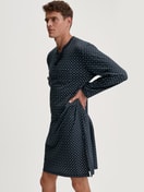 Le mannequin Homme porte le/la Chemise de nuit en 100% coton de couleur Bleu, À motifs, de la série Relax Streamline de CALIDA, Image supplémentaire