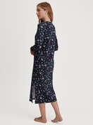 Damen-Model trägt Langarm-Nachthemd, Länge 120 cm aus 100% Baumwolle in Blau, Gemustert aus Serie Family & Friends von CALIDA, Rückansicht