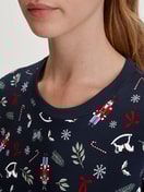 Damen-Model trägt Langarm-Nachthemd, Länge 120 cm aus 100% Baumwolle in Blau, Gemustert aus Serie Family & Friends von CALIDA, Detail