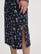 Damen-Model trägt Langarm-Nachthemd, Länge 120 cm aus 100% Baumwolle in Blau, Gemustert aus Serie Family & Friends von CALIDA, Detail