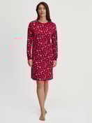 Damen-Model trägt Langarm-Nachthemd, Länge 100 cm aus 100% Baumwolle in Rot, Gemustert aus Serie Family & Friends von CALIDA, Vorderansicht