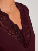 La modella / Il modello Donna indossa Camicia  notte in Modal di colore Rosso, Pizzo, della serie Season Special di CALIDA, Dettaglio