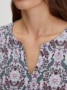 Damen-Model trägt Langarm-Nachthemd, Länge 100 cm aus 100% Baumwolle in Blau, Gemustert aus Serie Autumn Dreams von CALIDA, Detail