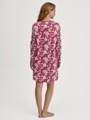 Damen-Model trägt Langarm-Nachthemd, Länge 95 cm aus 100% Baumwolle in Violett, Floral aus Serie Sweet Dreams von CALIDA, Rückansicht