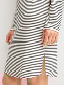 Damen-Model trägt Langarm-Nachthemd, Länge 95 cm aus 100% Baumwolle in Beige, Gestreift aus Serie Sweet Dreams von CALIDA, Detail