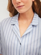 Le mannequin Femme porte le/la Chemise de nuit à manches courtes avec boutons, longueur 95 cm en 100% coton de couleur Bleu, Rayée, de la série Striped Dreams de CALIDA, Détail