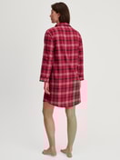 Damen-Model trägt Flanell-Nachthemd, Länge 95 cm aus 100% Baumwolle in Rot, Kariert aus Serie Holiday Dreams von CALIDA, Rückansicht