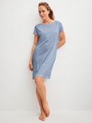 Damen-Model trägt Sleepshirt, Länge 95 cm aus Lyocell in Blau, Einfarbig aus Serie DSW Cooling von CALIDA, Vorderansicht