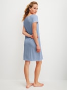 Damen-Model trägt Sleepshirt, Länge 95 cm aus Lyocell in Blau, Einfarbig aus Serie DSW Cooling von CALIDA, Rückansicht