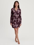 Damen-Model trägt Langarm-Nachthemd aus TENCEL™ Modal und Seide aus Modal in Rot, Floral aus Serie Moonlight Dreams von CALIDA, Vorderansicht